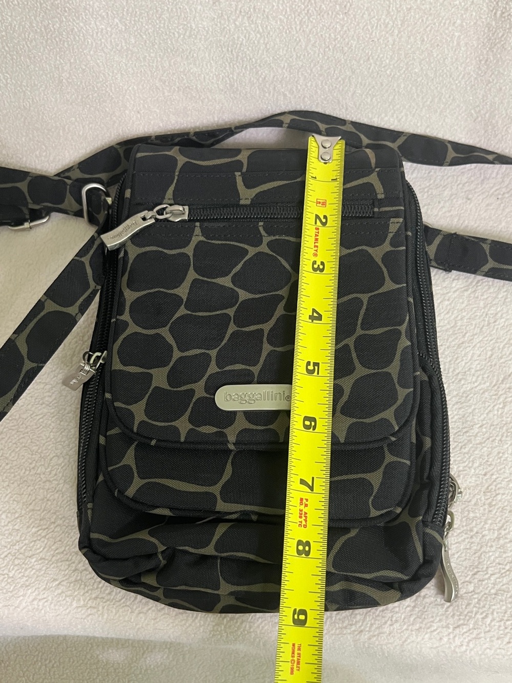 Baggallini Black Giraffe Print Crossbody Bag Small Water Resistant - Picture 16 of 16